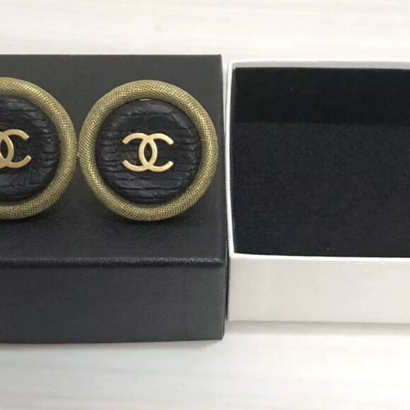 CHANEL CC Logo Black wood Round Clip-On Earrings Gold Tone 94P Auth w/Box - Picture 9 of 9